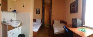 Хостелы Guesthouse Sonata Кюстендил Двухместный номер с 1 кроватью или 2 отдельными кроватями и ванной комнатой-6